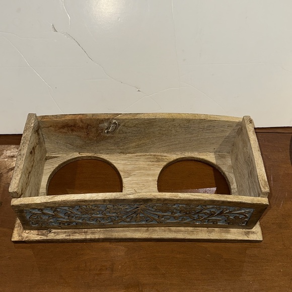Elevated wooden pet feeding station. 14" x 7 x 4. - Picture 6 of 8